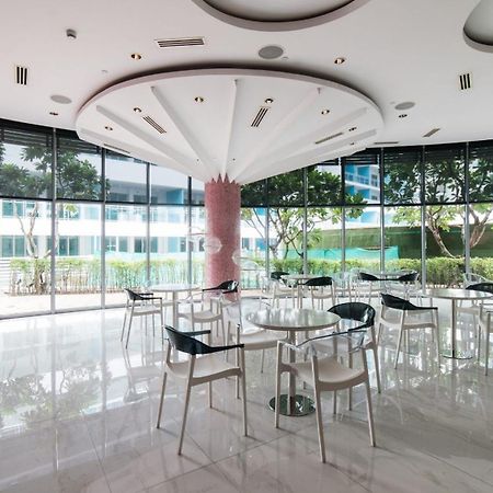Azure Urban Resort Staycation Manila Exterior photo